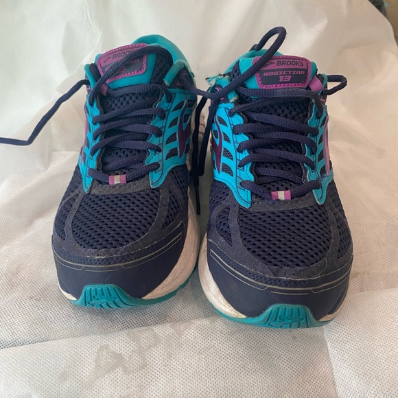 Brooks Addiction 13 Running Shoes - Picture 2 of 9